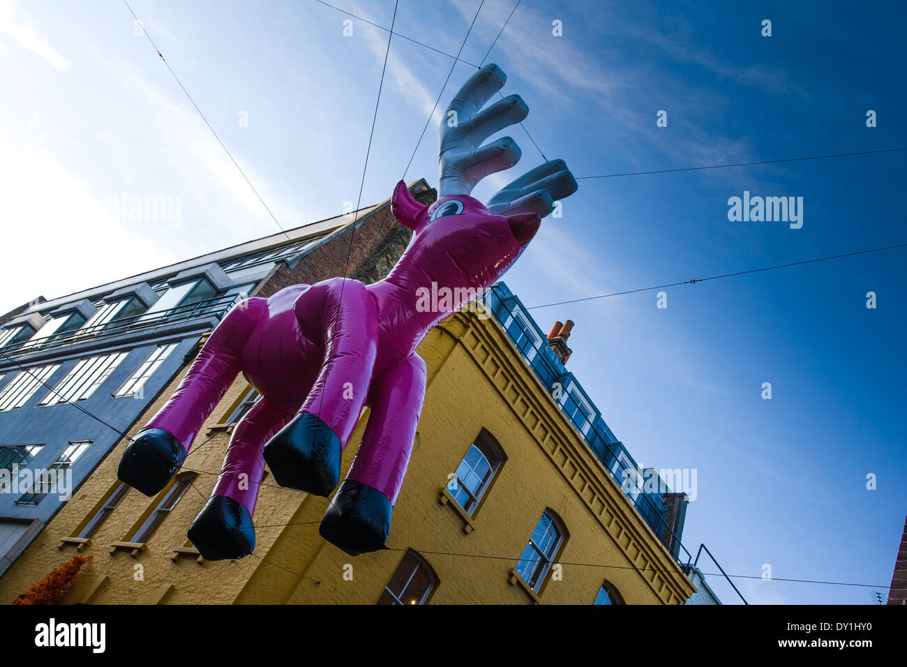 Eine riesige aufblasbare rosa Rentier Ballon ist Teil der Straße Weihnachtsdekorationen in der Nähe von Carnaby Street, Soho, London. Stockfoto