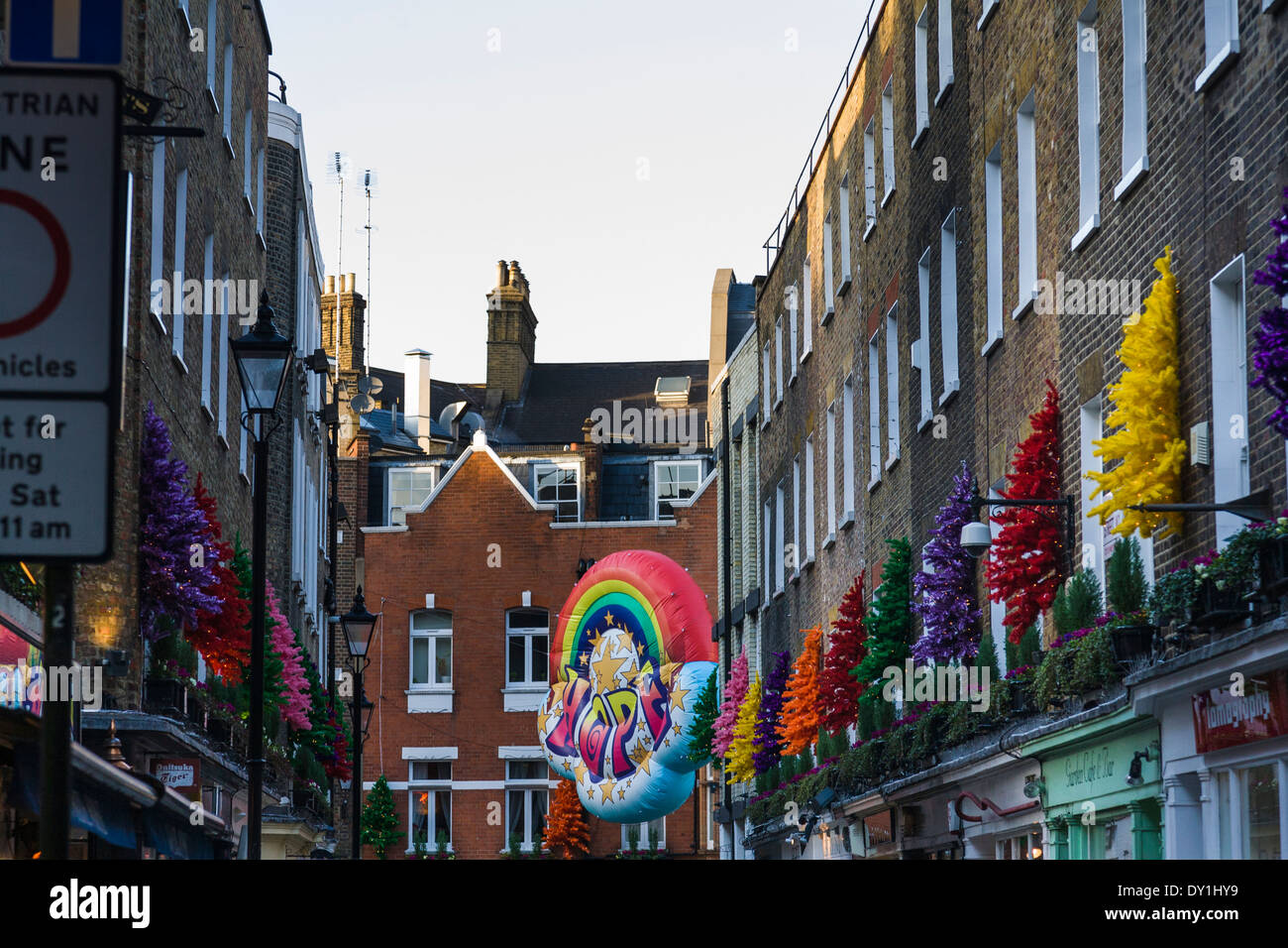 Weihnachtsschmuck-Straße in der Nähe von Carnaby Street, Soho, London. Stockfoto