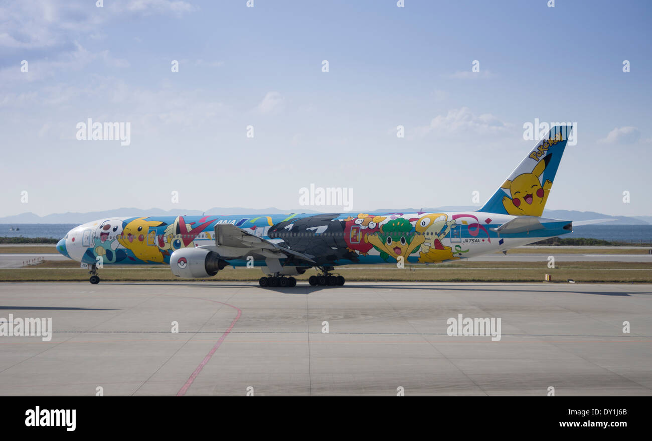 ANA Boeing 777-381 JA754A Pokemon Flugzeug ANA All Nippon Airways Japans größte Fluggesellschaft. Pikachu Pocket Monster-Anime-Charakter Stockfoto