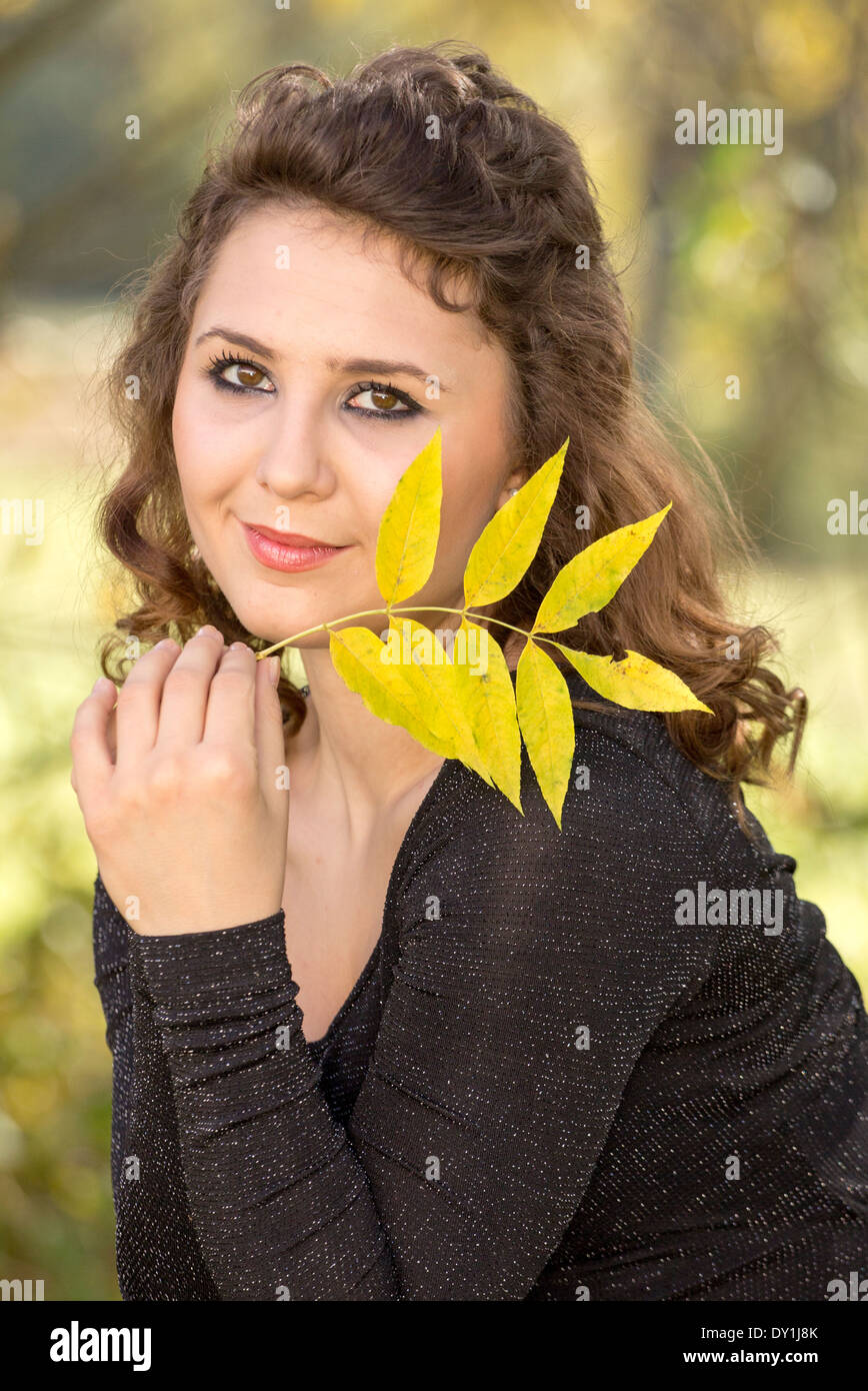 Frau mit kleinen Baum Zweig, draußen in den Park im Herbst. Stockfoto