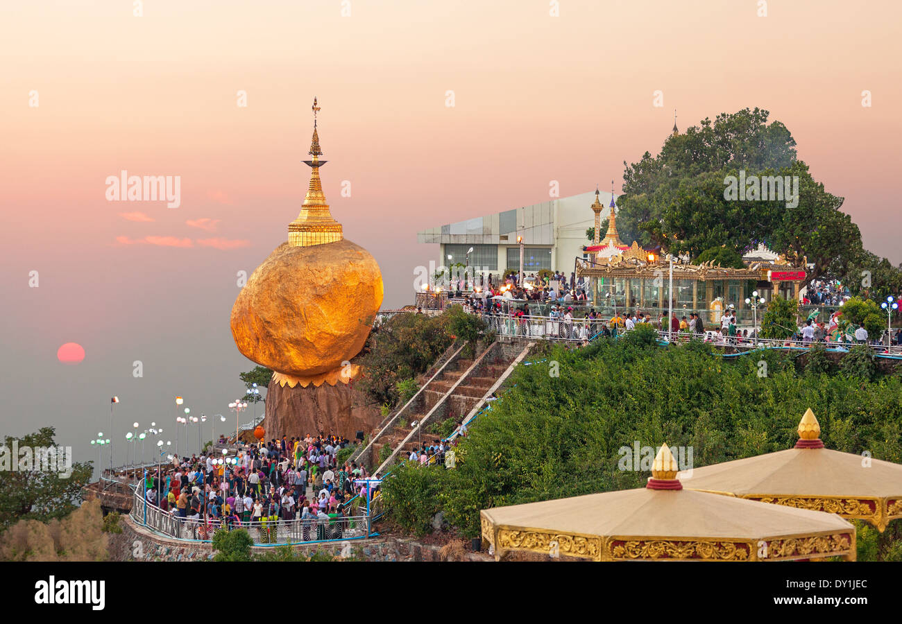 Kyaiktiyo-Pagode (Goldener Felsen) in der Dämmerung mit beten Menschen und Touristen. Stockfoto