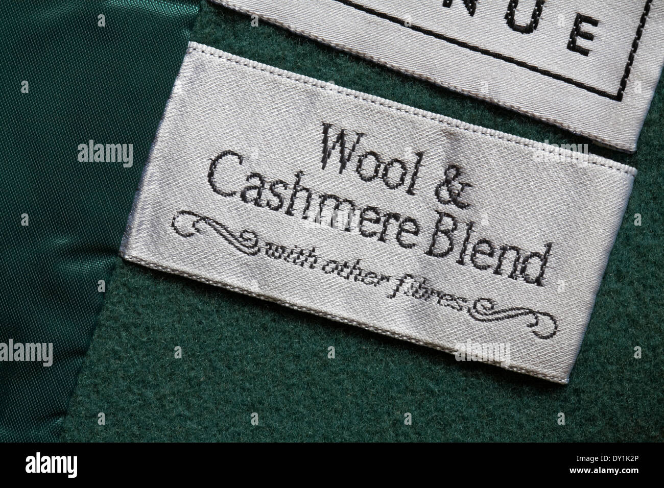 Wolle & Kaschmir Mischung mit anderen Fasern Label in Mantel - verkauft in  Großbritannien, Großbritannien Stockfotografie - Alamy