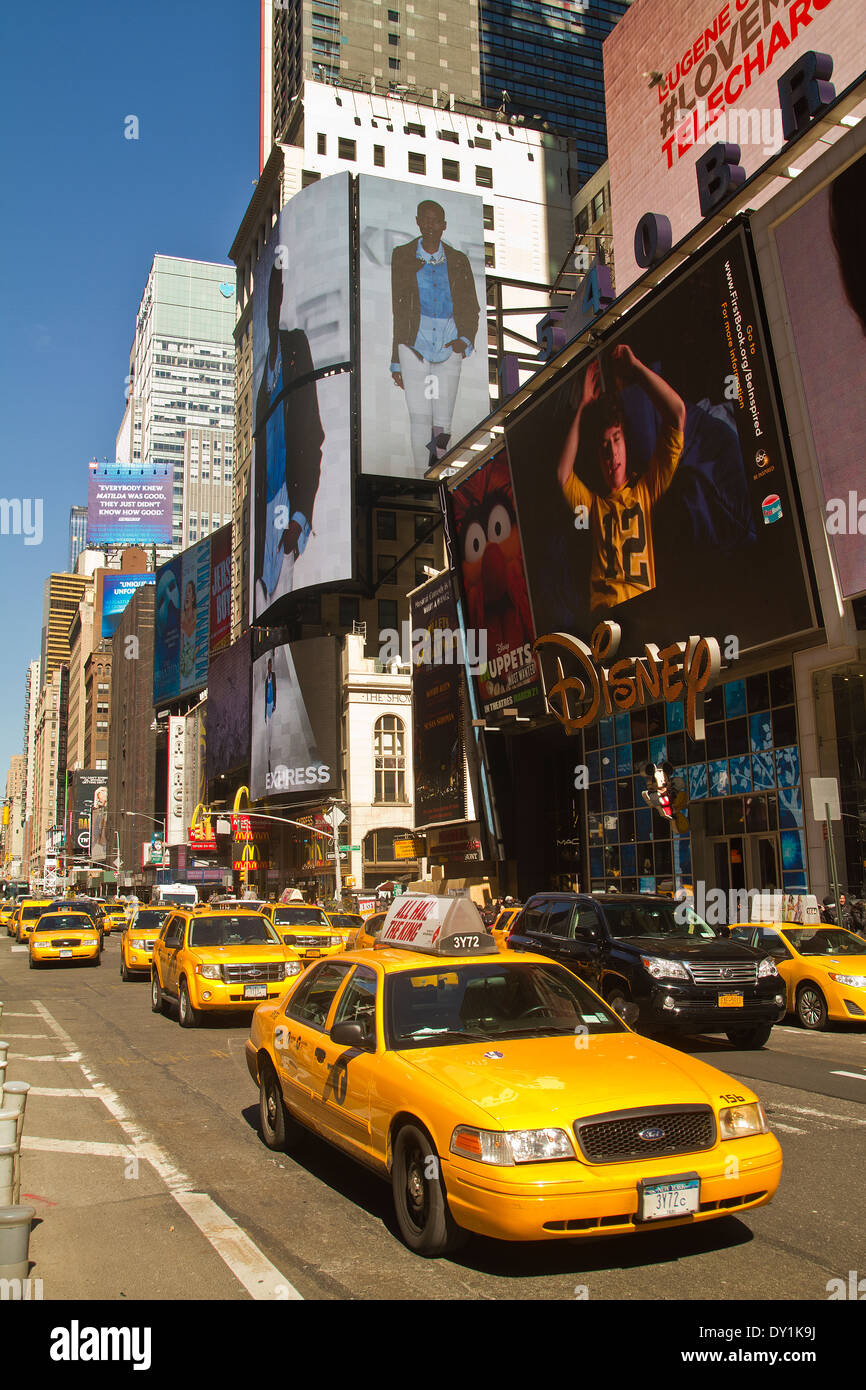 Gelben Taxis am Times Square in New York Stockfoto