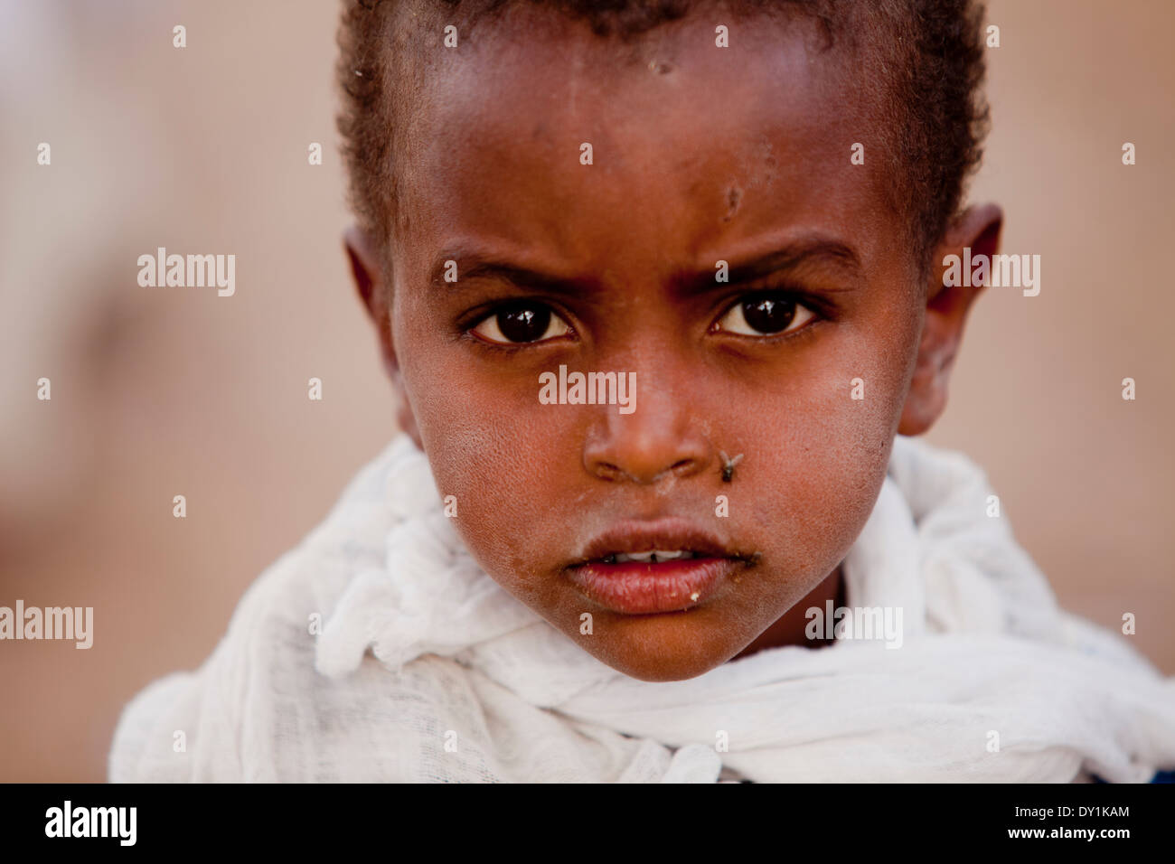 Junge afrikanische äthiopischen Kind mit der Fliege auf Gesicht Stockfoto