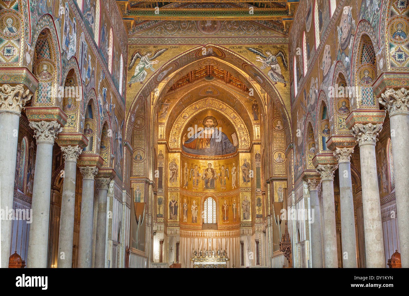 PALERMO, Italien - 9. April 2012: Main Hauptschiff der Kathedrale von Monreale. Kirche ist wunderbares Beispiel der normannischen Architektur. Stockfoto