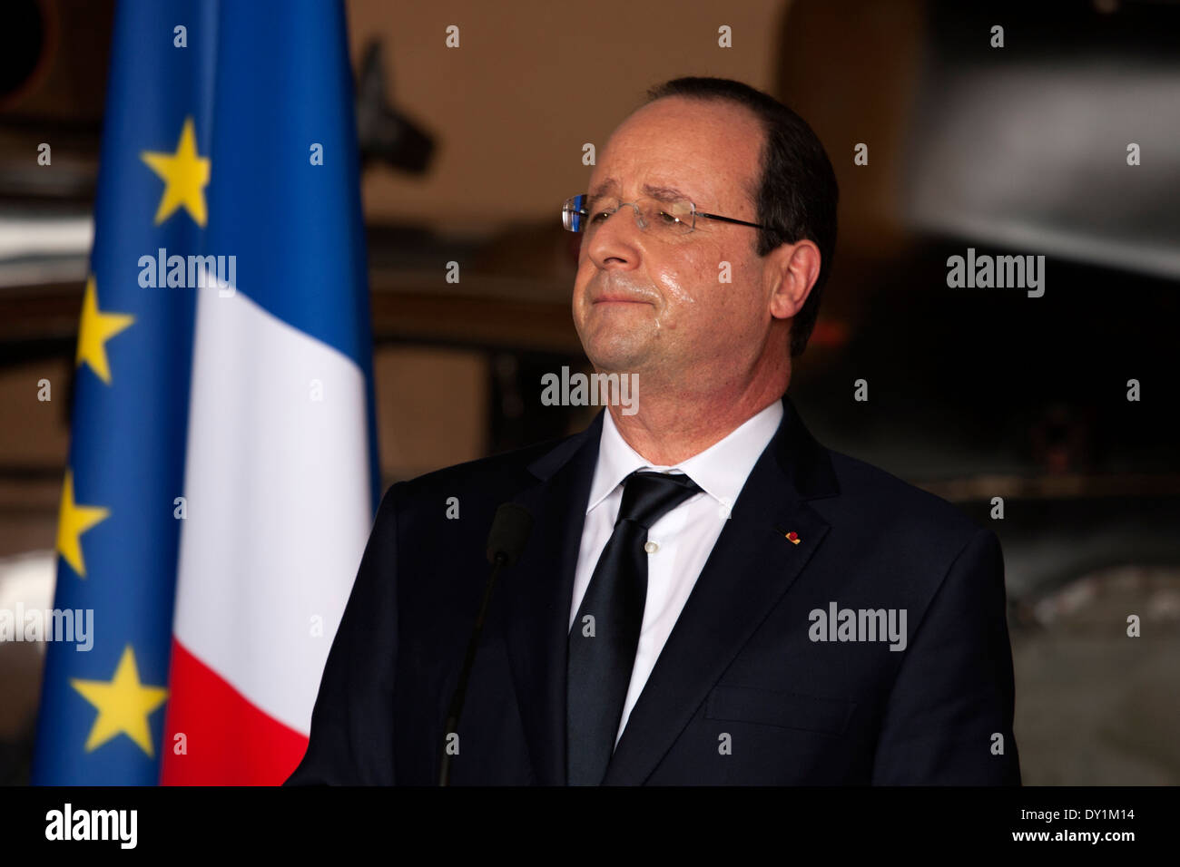 Frankreichs Präsident Hollande spricht und grüßt französische Truppen an der Mpoko-Basis in Bangui, Zentralafrikanische Republik Stockfoto