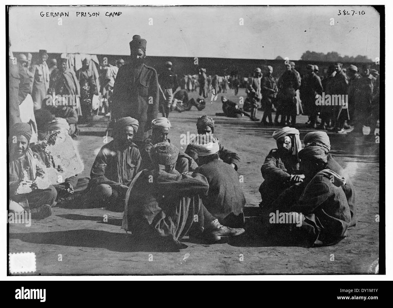 Dieses Bild eines deutschen Gefängnislagerbazars in Deutschland bietet eine Momentaufnahme des Kriegslebens während des Ersten Weltkriegs und zeigt Kriegsgefangene, die an Marktaktivitäten beteiligt sind. Stockfoto