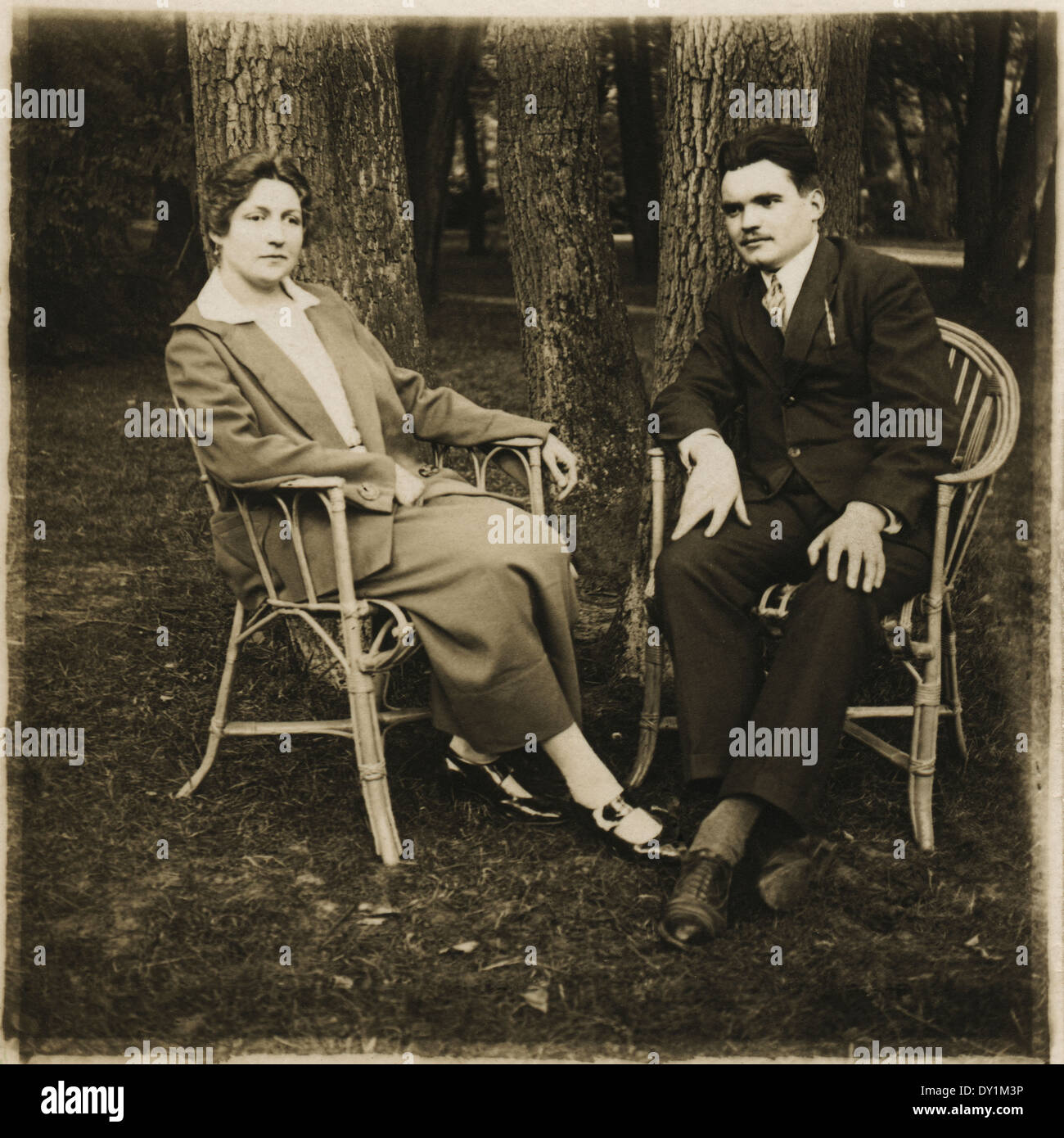 Alten Foto eines lächelnden Paares in 1930 im Garten sitzen Stockfoto