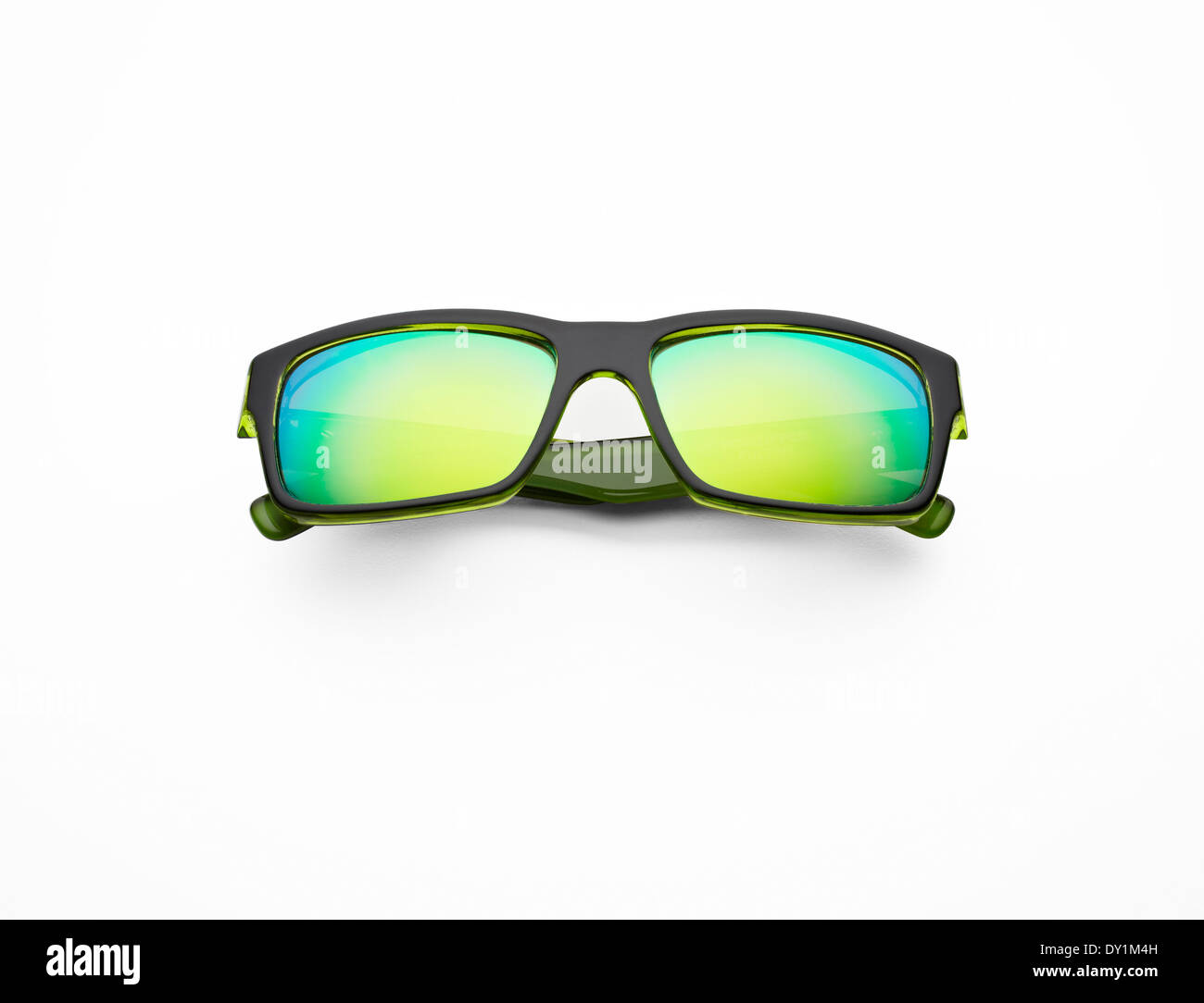 Grüne und gelbe Sport Sonnenbrille Stillleben Foto vor einem weißen Hintergrund Stockfoto