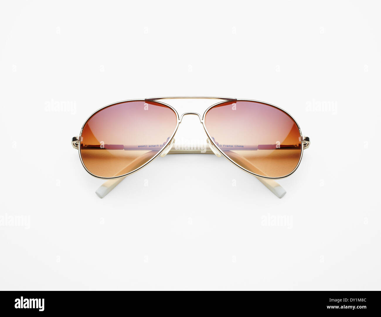 Stil braune und weiße Pilotenbrille immer noch Leben Foto vor einem weißen Hintergrund Stockfoto