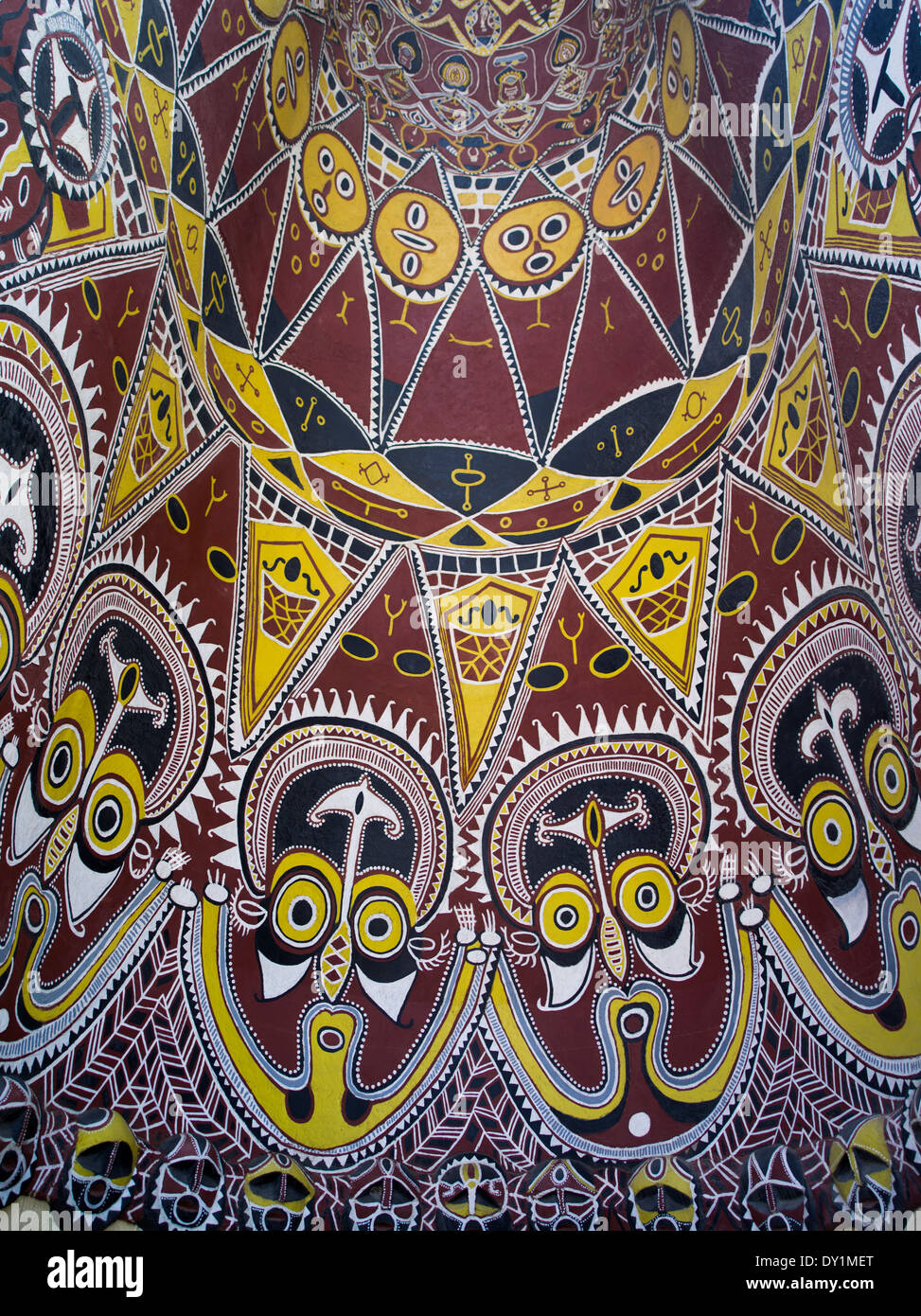 Str. Marys katholische Kirche mit Eingangsportal im Stil der Sepik Haus Tambaran, Port Moresby. Papua-Neu-Guinea Stockfoto