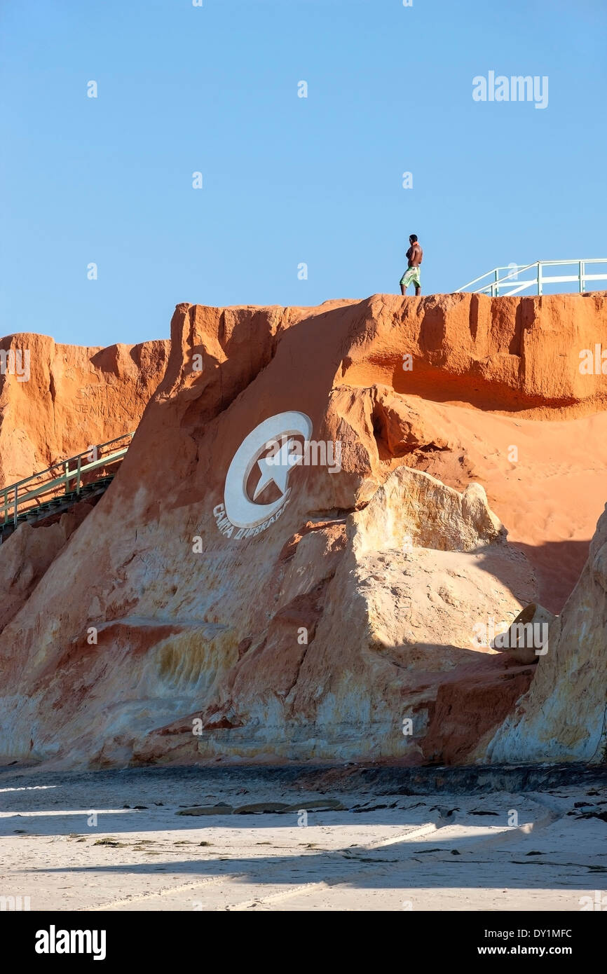 Canoa Quebrada, Strand, Fortaleza, Ceará, Brasilien, roten Felsen, Steinen, Logo, Laufsteg, Mann Stockfoto