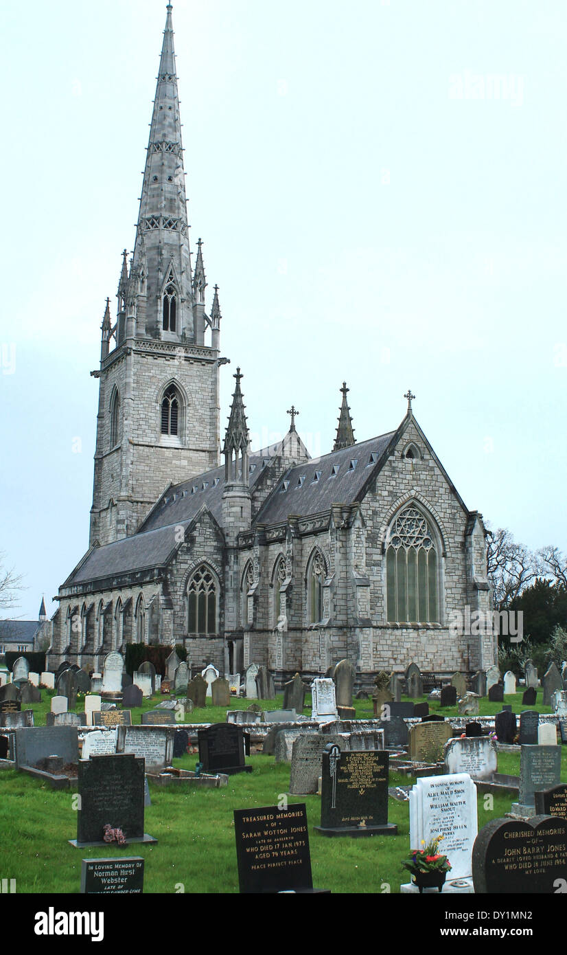 Eine imposante Kirche inmitten der Friedhof Friedhof. Stockfoto