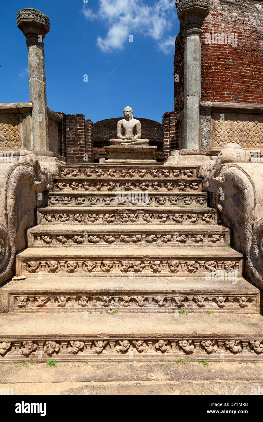 Einer der Buddhas der Vatadage in Polunnawara, Sri Lanka 9 Stockfoto