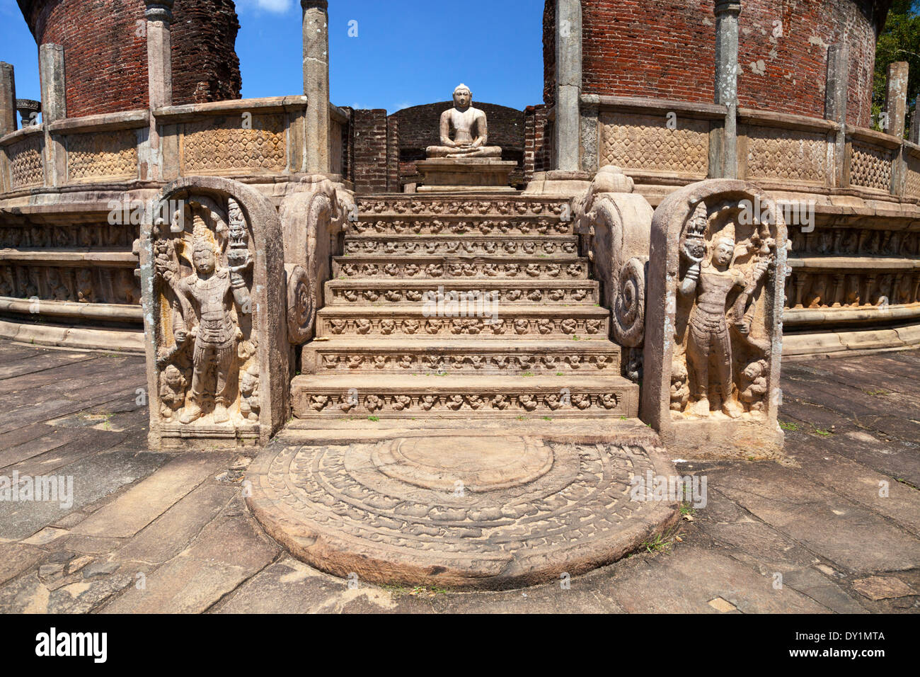 Einer der Buddhas der Vatadage in Polunnawara, Sri Lanka 2 Stockfoto