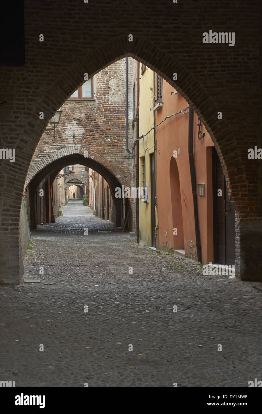 Via Delle Volte ("Straße der Gewölbe"), eine mittelalterlichen Straße in Ferrara, Italien, benannt nach der Bögen, die unterstützen Häuser entlang Stockfoto