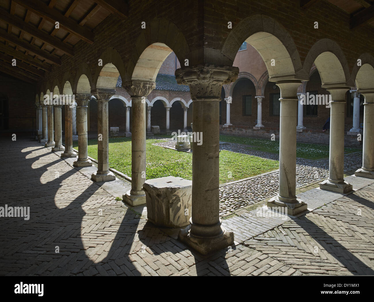 Kreuzgang in der ehemaligen Kirche San Romano, heute beherbergt das Museo della Cattedrale. 12.-13. Jahrhundert italienische Romanik Stockfoto