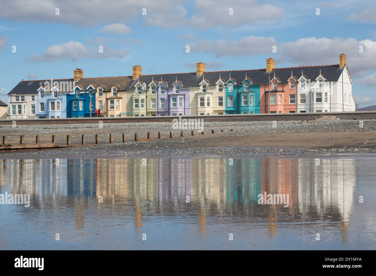 Bunte Häuser spiegelt sich am Strand in Borth, einem Dorf am Meer in mid Wales. Stockfoto