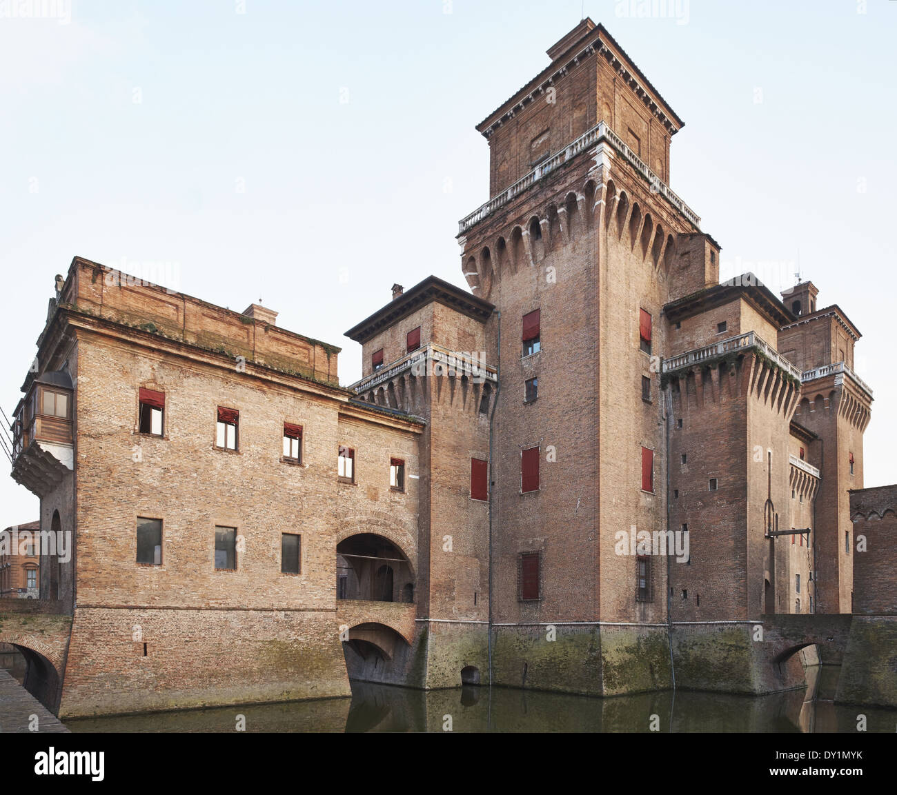 Schloss Estense, gebaut für die herzoglichen Familie d ' Este, ein Wasserschloss mittelalterliche Backstein-Struktur im Zentrum von Ferrara Italien Stockfoto