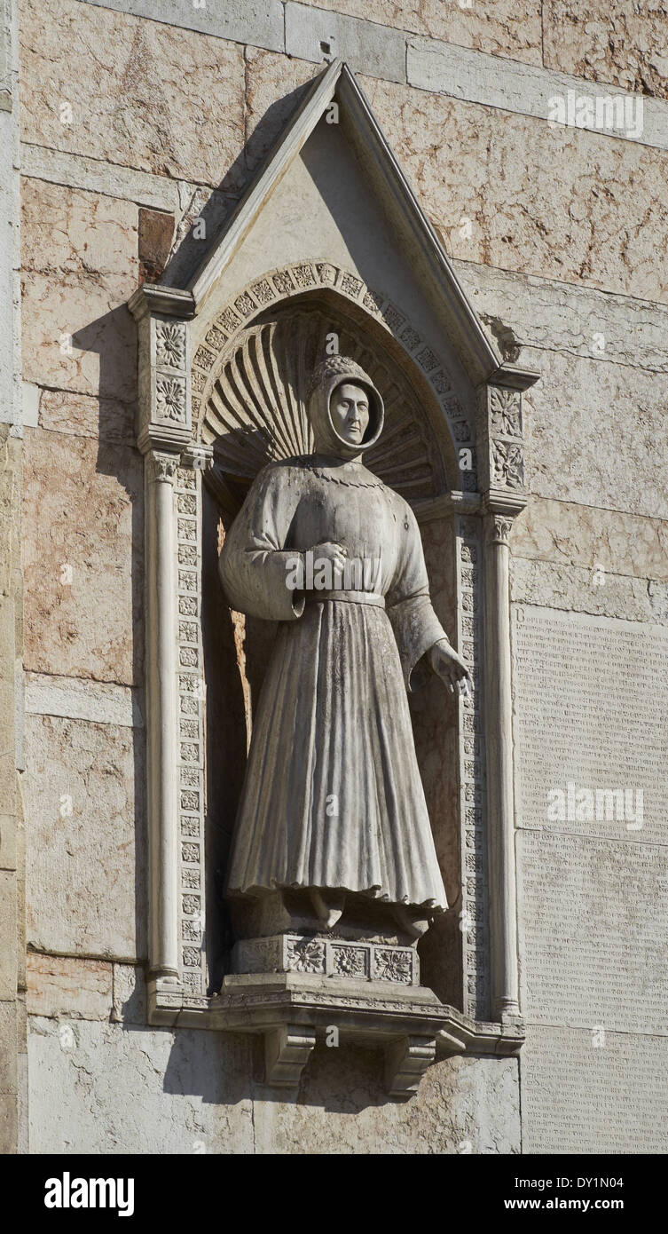Die Kathedrale, Ferrara. Statue auf der Westfassade des Alberto V d ' Este. 1347 –1393 Herr von Ferrara und Modena von 1388 Stockfoto