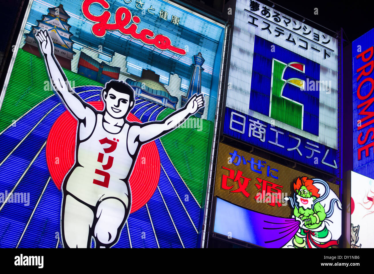 Glico Mann Werbung und Neon Lichter der Namba Osaka.  Dotonburi-Bereich neben Ebisubashi (Ebisu Brücke) Stockfoto