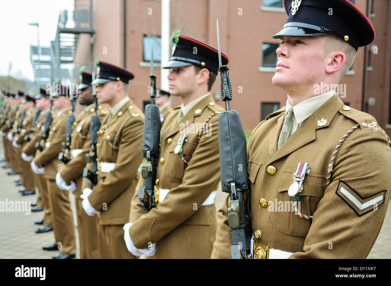 Soldaten aus dem 2. Batt. Mercian Regiment Line-up auf der Parade mit Gewehren ausgestattet mit Bajonetten Stockfoto