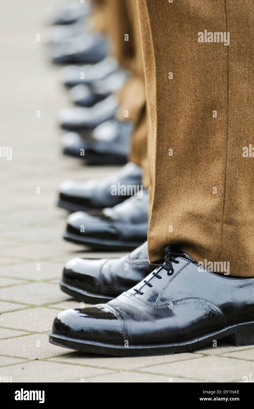 Soldaten in Uniform mit Hochglanz polierten Schuhen Stockfoto