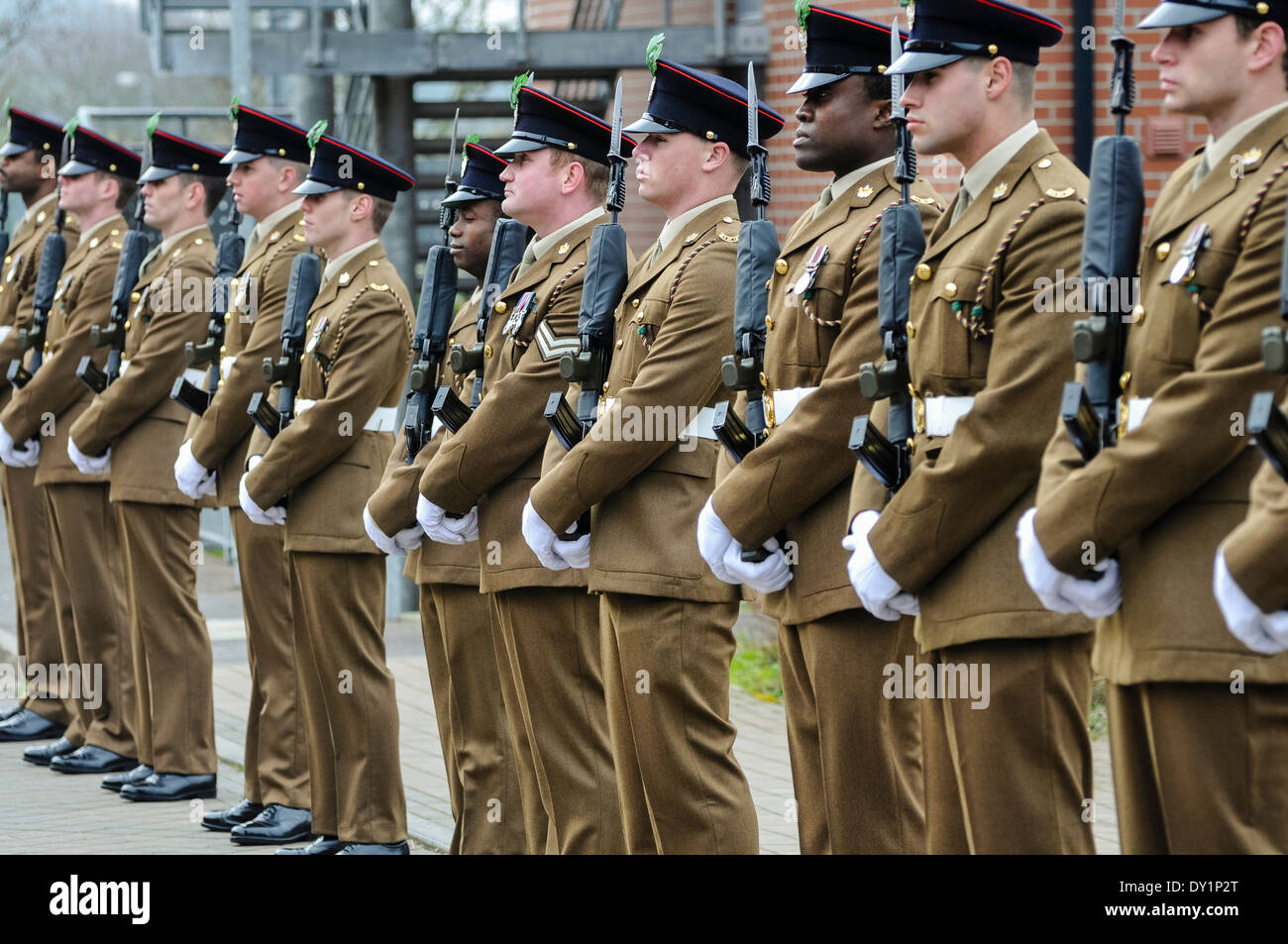 Soldaten aus dem 2. Batt. Mercian Regiment Line-up auf der Parade mit Gewehren ausgestattet mit Bajonetten Stockfoto