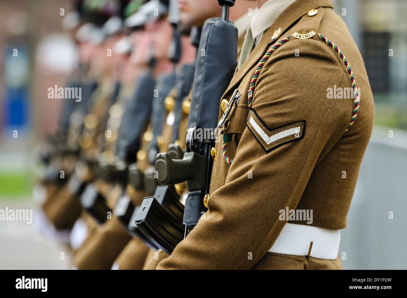 Soldaten aus dem 2. Batt. Mercian Regiment Line up auf Parade mit Gewehren Stockfoto