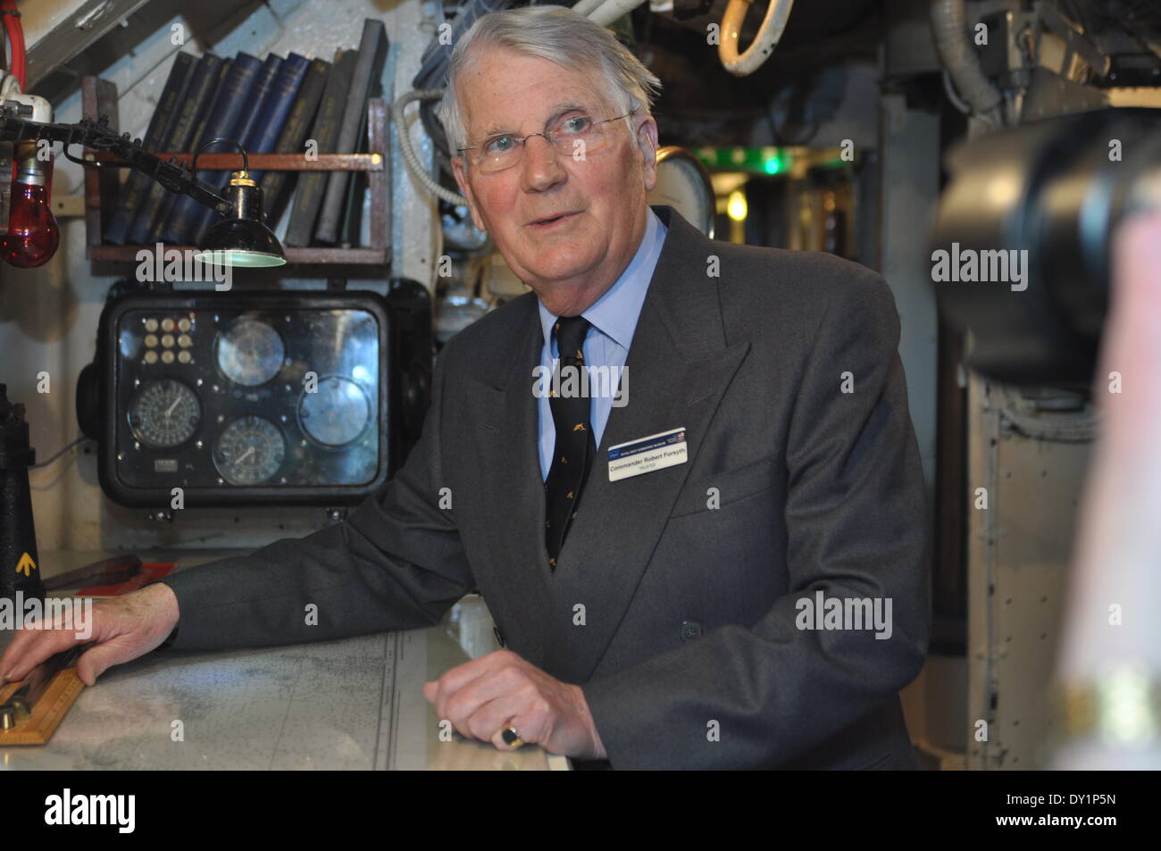 Portsmouth, UK. 3. April 2014. Kommandant Robert Forsyth zeigt einige seiner Aufgaben als der letzte Kommandant der HMS Bündnis während den offiziellen Launch von The National Museum der Royal Navy, Historic Dockyard, Portsmouth, Hampshire, UK. 3. April 2014. Bildnachweis: Flashspix/Alamy Live-Nachrichten Stockfoto