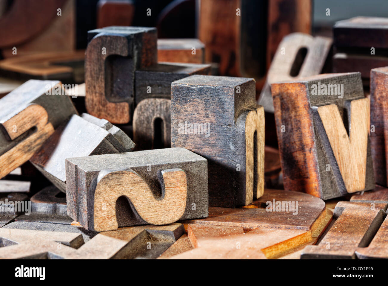 Haufen von zufälligen antiken Buchdruck Druckstöcke Stockfoto