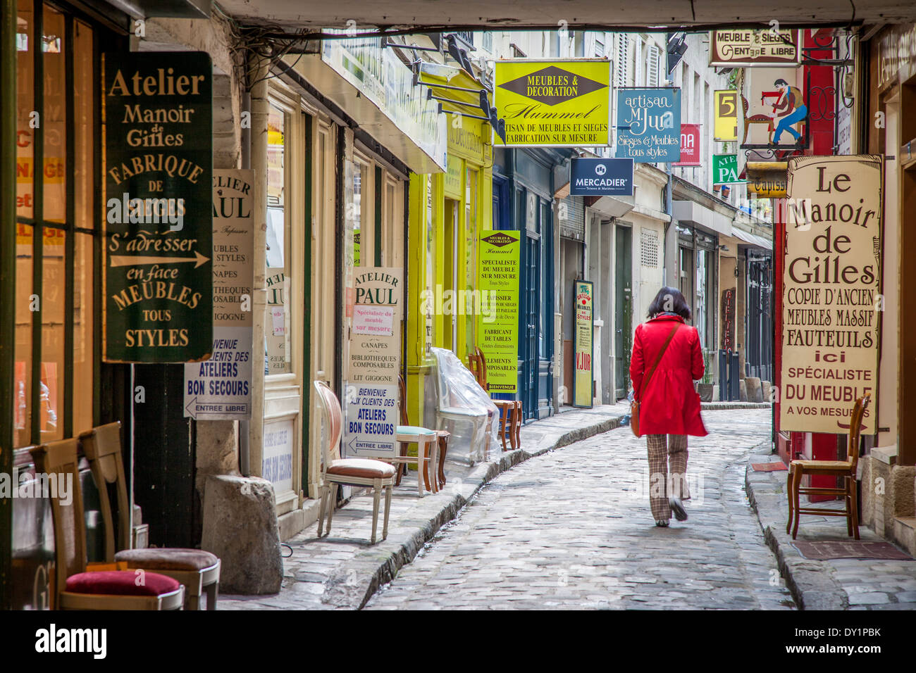 Frau im roten Mantel hinunter Passage du Chantier, in der Nähe von Faubourg Saint Antoine, Paris, Frankreich Stockfoto