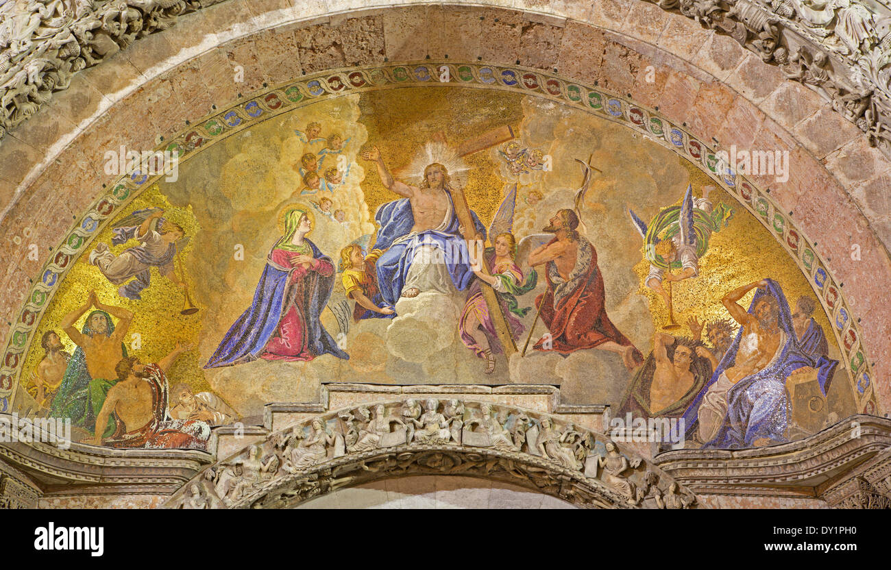 Venedig - Mosaik aus st.-Markus-Kathedrale über dem Hauptportal. Jesus, der König in den Himmel und die hl. Maria und Johannes dem Baptis Stockfoto Venedig - Mosaik aus st.-Markus-Kathedrale über dem Hauptportal. Jesus, der König in den Himmel und die hl. Maria und Johannes dem Baptis Stockfoto