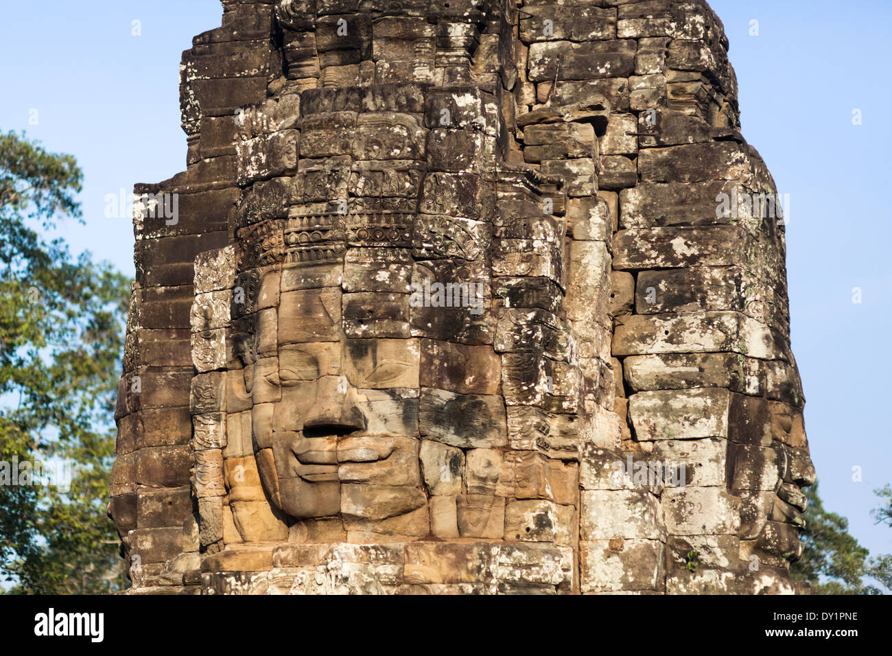 Sculptured steinernen Gesichter im Bayon-Tempel in Angkor in der Nähe von Siem Reap, Kambodscha Stockfoto