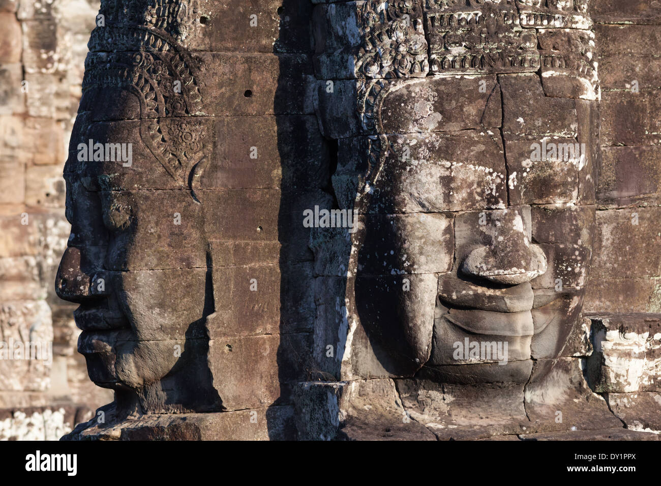 Zwei geschnitzte steinernen Gesichter im Bayon-Tempel in Angkor in der Nähe von Siem Reap, Kambodscha Stockfoto