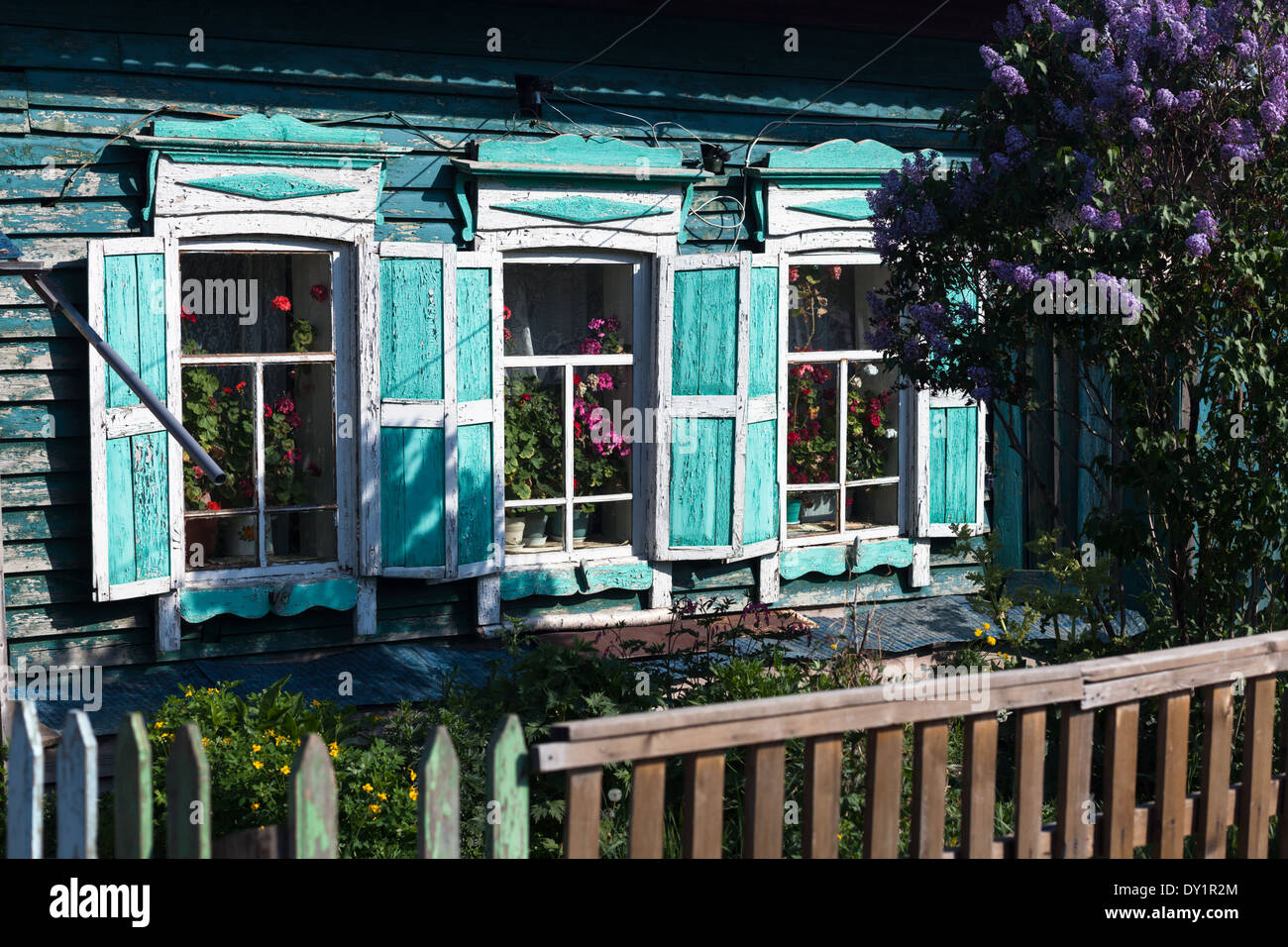 Windows mit traditionellen hölzernen Fensterläden in Bolshoe Goloustnoe auf dem Baikalsee, Sibirien, Russland Stockfoto