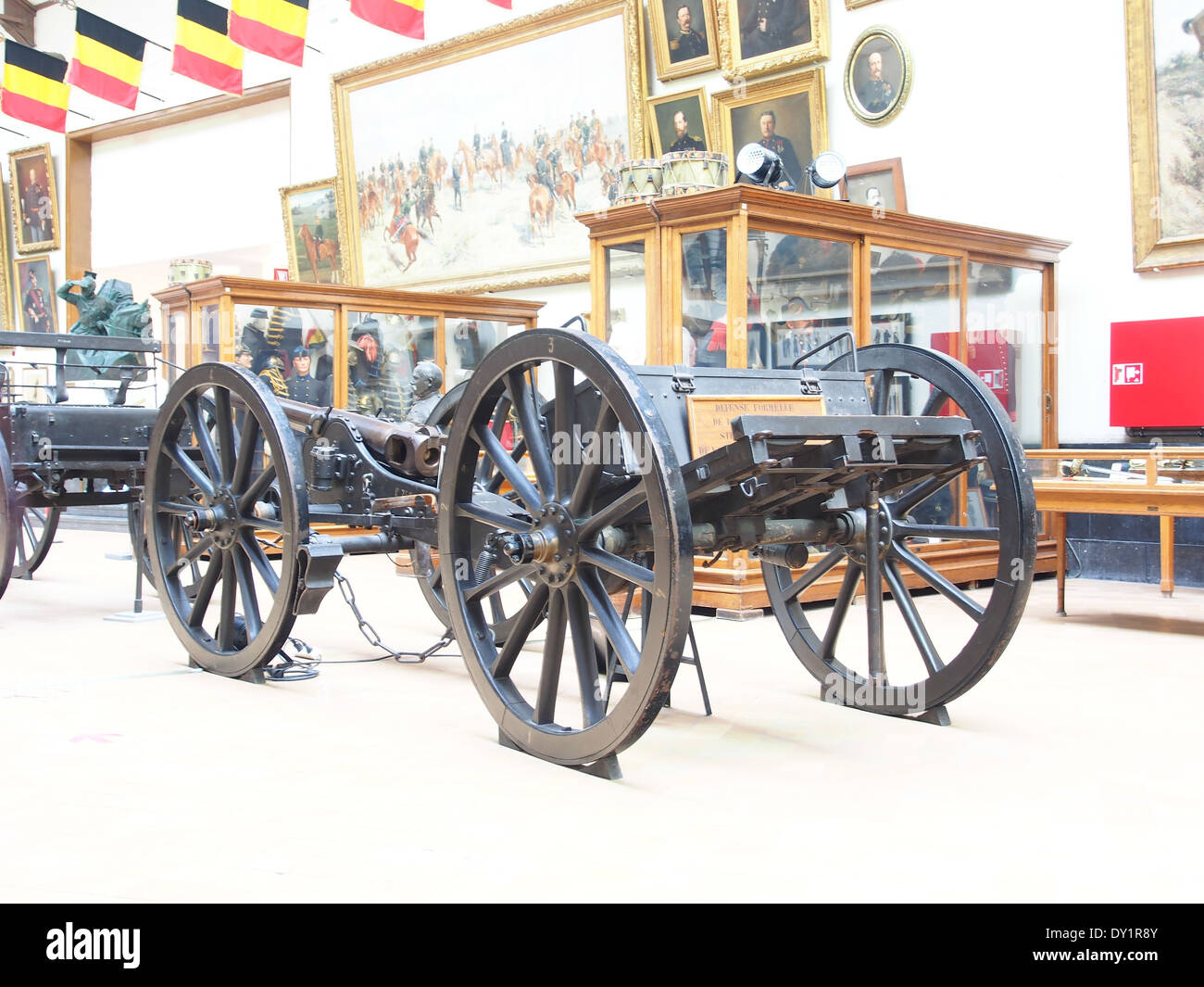 Die Artillerie im Musée Royal de l’Armée in Brüssel zeigt historische Waffen, die in verschiedenen militärischen Konflikten eingesetzt wurden. Die Sammlung ist Teil einer umfassenden Ausstellung über die Entwicklung der militärischen Technologie und Taktik. Stockfoto