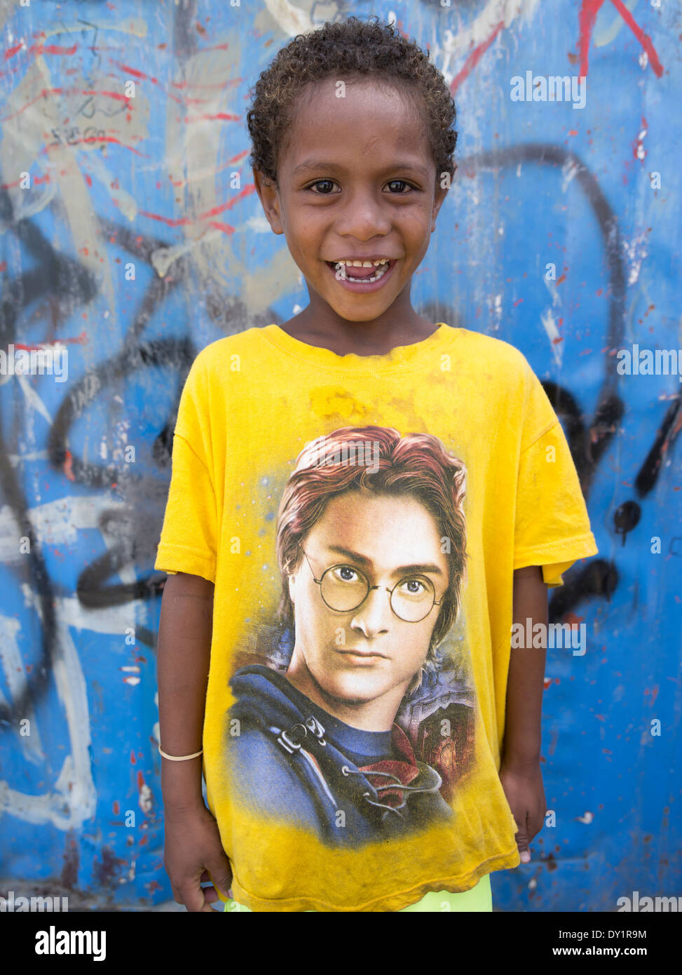 Porträt des jungen mit einem Harry Potter T-shirt von Stelzen Dorf von Koki, Port Moresby, Papua-Neuguinea Stockfoto