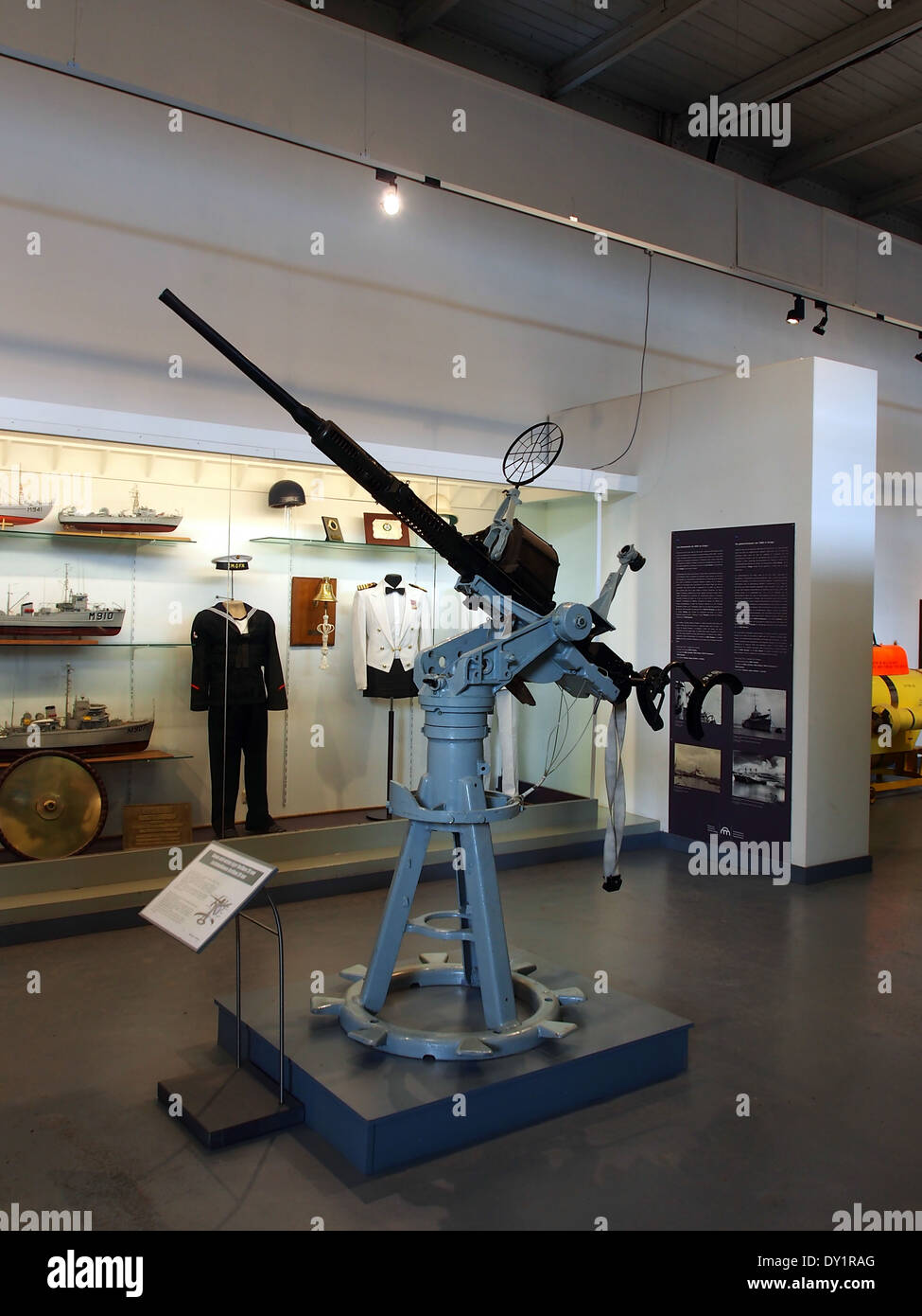 Die 20-mm-Kanone Oerlikon, die im Königlichen Militärmuseum in Brüssel ausgestellt wird, ist eine in der Schweiz hergestellte Autokanone, die hauptsächlich während des Zweiten Weltkriegs verwendet wurde. Sie ist für ihre schnelle Feuerrate bekannt und diente in verschiedenen militärischen Anwendungen, einschließlich Marine- und Bodenstreitkräften. Stockfoto