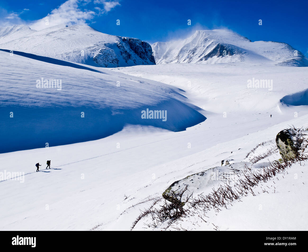 Skitouren in der Rondane, Norwegen. Riesige schneebedeckte Berge zwerg Die zwei Skifahrer Stockfoto