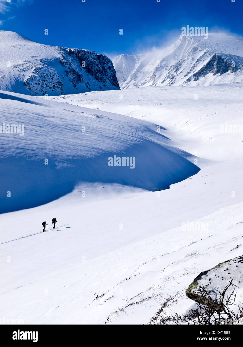 Skitouren in der Rondane, Norwegen. Riesige schneebedeckte Berge zwerg Die zwei Skifahrer Stockfoto