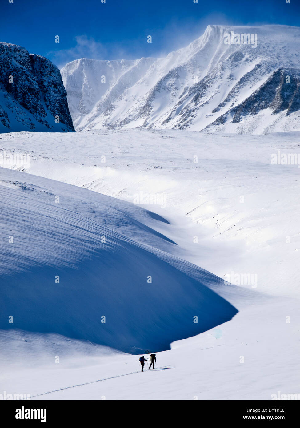 Zwei Personen Skitouren in Rondane, Norwegen. Riesige schneebedeckte Berge zwerg Die zwei Skifahrer Stockfoto