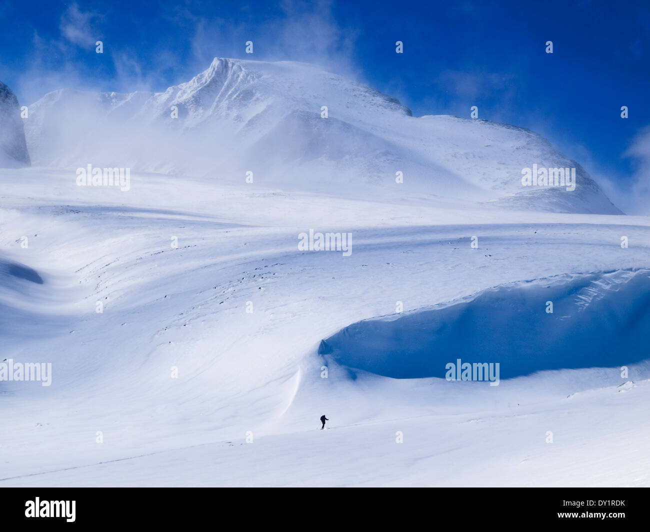 Einsame Skifahrer in Rondane, Norwegen. Riesige schneebedeckte Berge Zwerg der Läufer Stockfoto