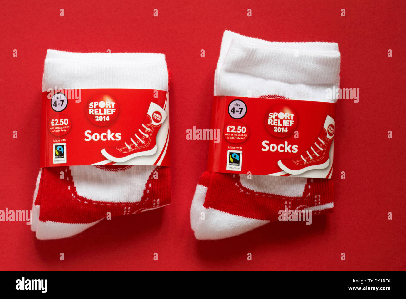 zwei Paare von roten und weißen Sport Relief 2014 Socken isoliert auf rotem Grund Stockfoto