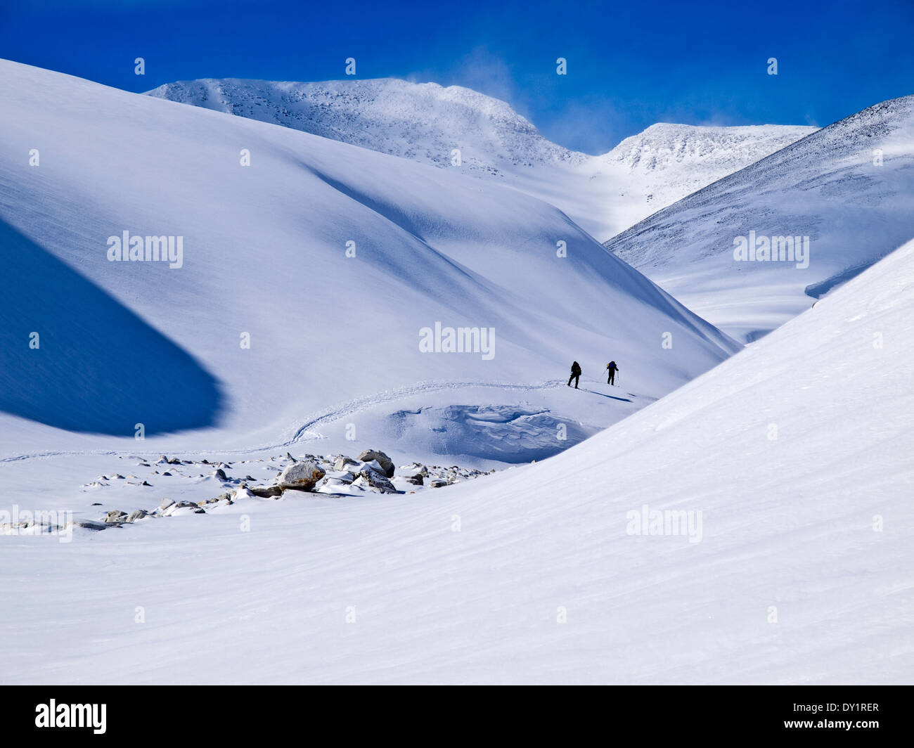 2 Personen Skitouren in Rondane, Norwegen. Riesige schneebedeckte Berge Zwerg die Skifahrer Stockfoto