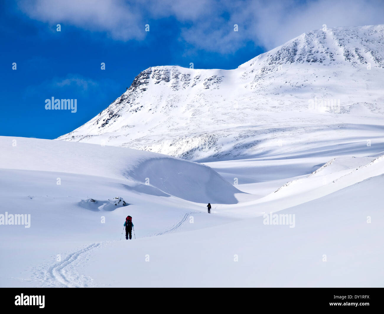 Zwei Skifahrer Skitouren in Rondane, Norwegen Stockfoto