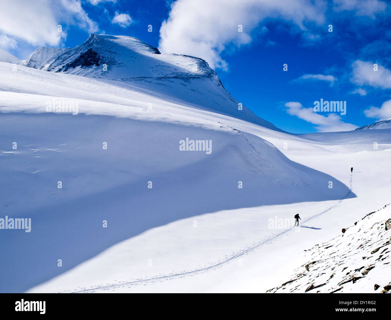 Skitouren in der Rondane, Norwegen. Riesige schneebedeckte Berge Zwerg die Skifahrer Stockfoto