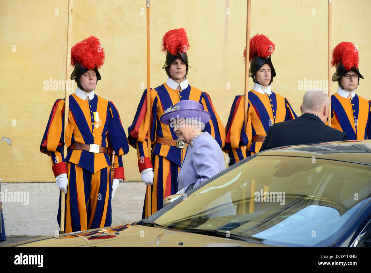 Vatikan, Rom. 3. April 2014.  Selbststudium der Vatikanstadt Aula Paul VI, der Heiligen Vater Franziskus Papst trifft die Königin des Vereinigten Königreichs Elizabeth II von England, begleitet von Prinz Philip Credit: wirklich Easy Star/Alamy Live News Stockfoto