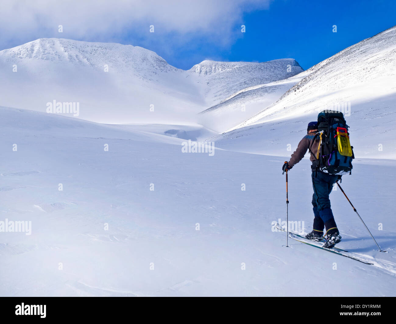 Single mann Skitouren in die Berge von Rondane Norwegen Stockfoto