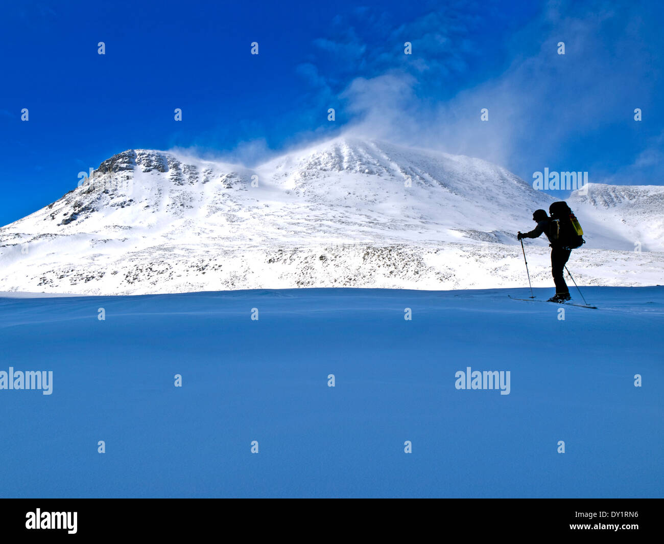 Einzelne männliche Skitouren in die Berge von Rondane Norwegen Stockfoto